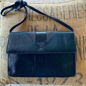 💯 AUTHENTICITY GUARANTEED VINTAGE FENDI BLACK CROSSBODY/ CLUTCH
